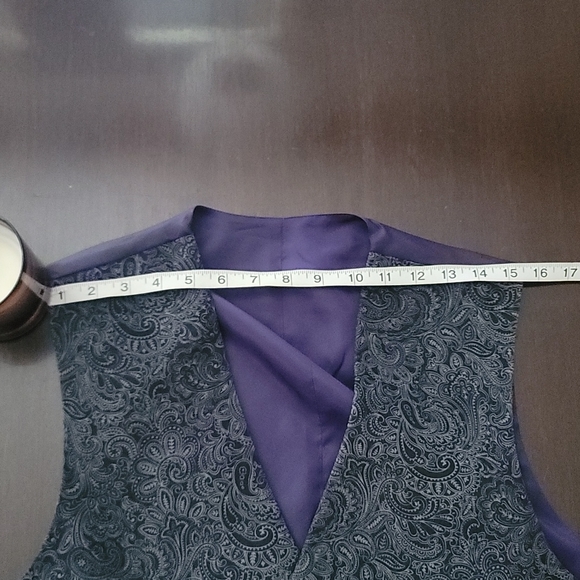 Vest - Picture 7 of 9